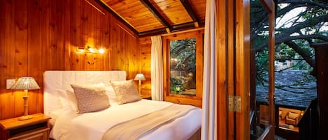 Hillside Chalet | Egyptian cotton sheets, premium bedding, in-room safe, laptop workspace