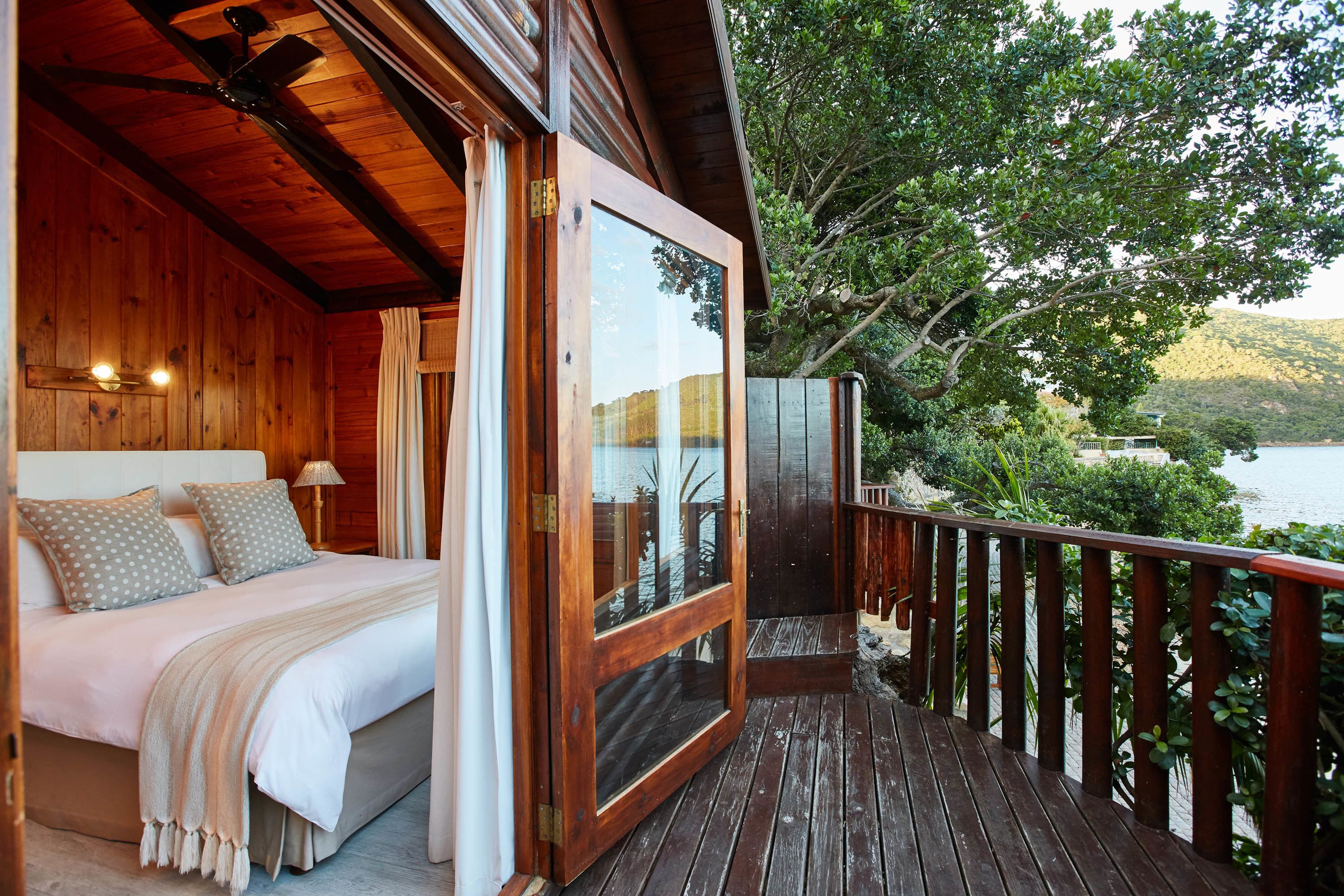 Waterfront Chalet | Egyptian cotton sheets, premium bedding, in-room safe, laptop workspace