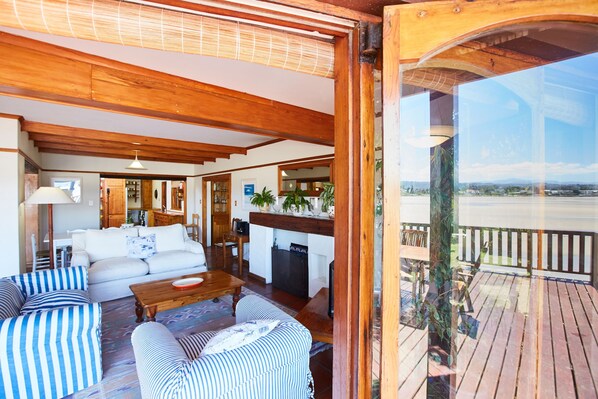 Paquita | Living area | 40-inch flat-screen TV with satellite channels, TV, DVD player - Under Milkwood Resort (Knysna)