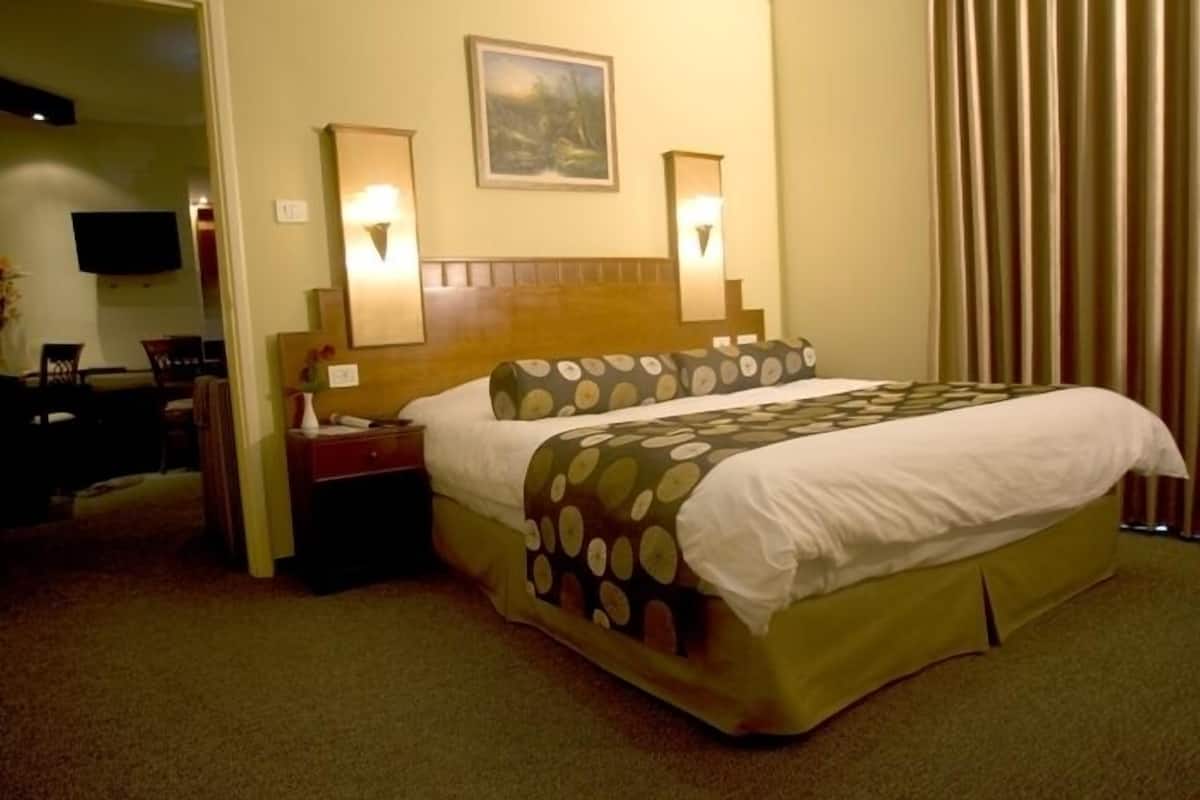 Deluxe Room | Free minibar items, in-room safe, desk, blackout drapes