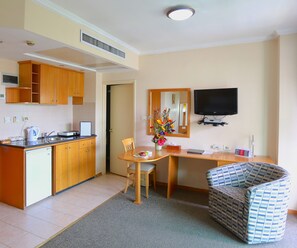 Frigorífic, placa de cuina i cafetera i tetera 