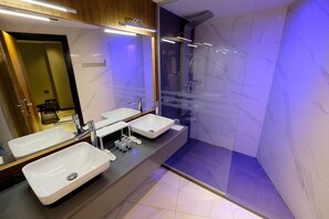 Shower, hair dryer, towels - Royal Court Hotel (Ramallah)