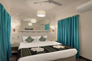 Habitación estándar | Ropa de cama de alta calidad, edredones de plumas, minibar y caja fuerte