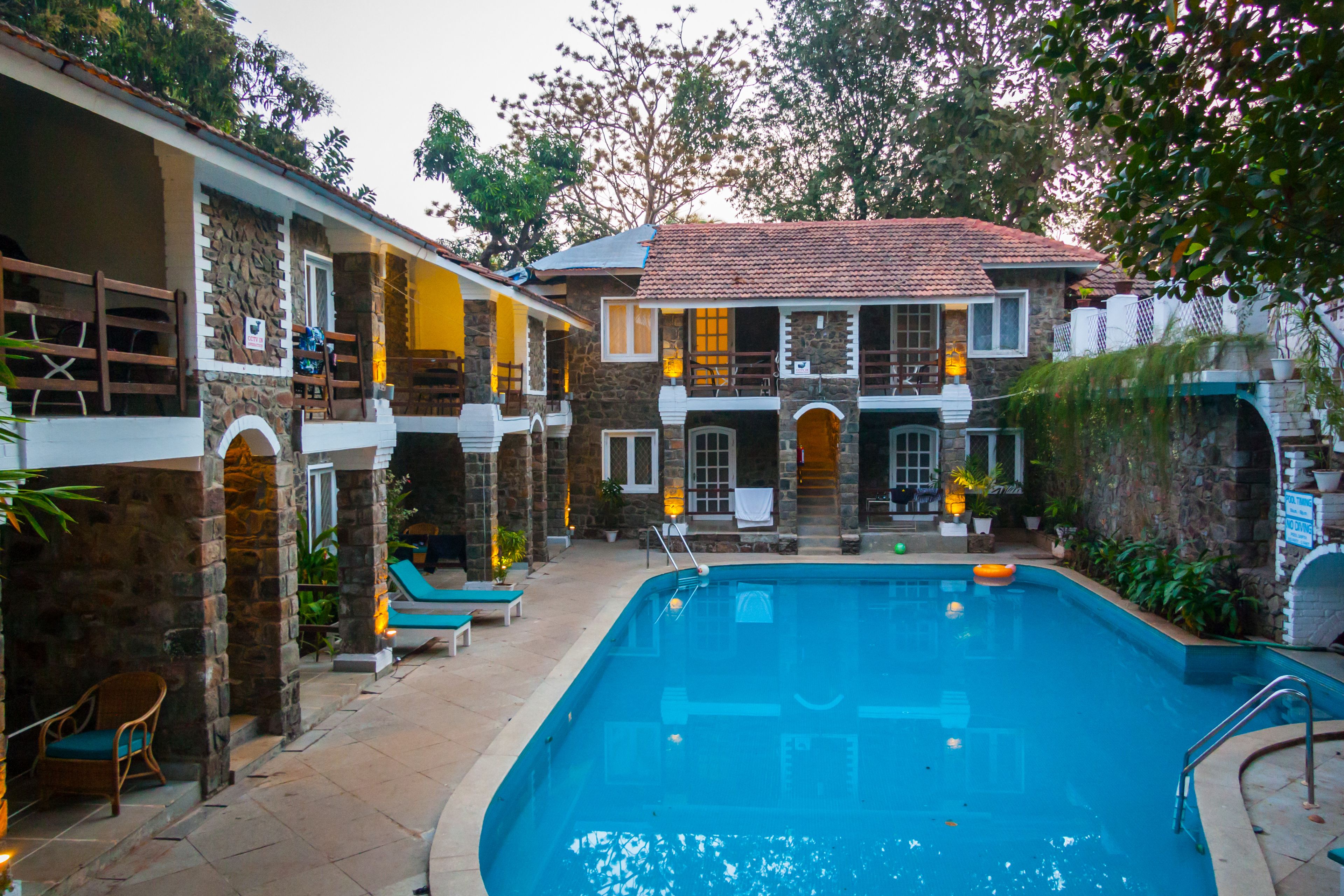 室外游泳池，08:00 至 20:00 开放，池畔遮阳伞，日光浴躺椅