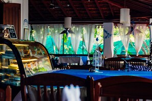 Se sirven desayunos y cocina internacional (con vistas a la piscina) 