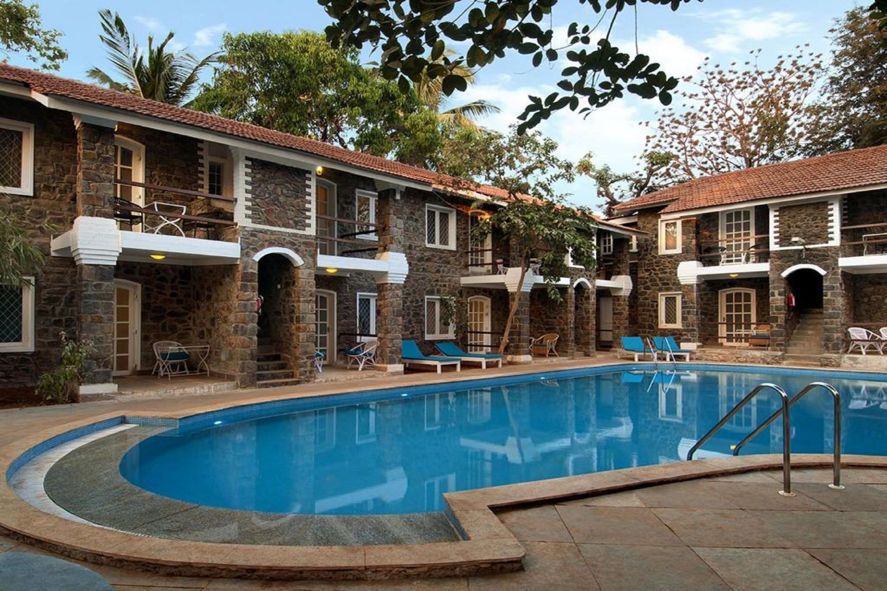 室外游泳池，08:00 至 20:00 开放，池畔遮阳伞，日光浴躺椅