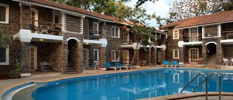 屋外プール、営業時間 8:00 ~ 20:00、プール パラソル、サンラウンジャー