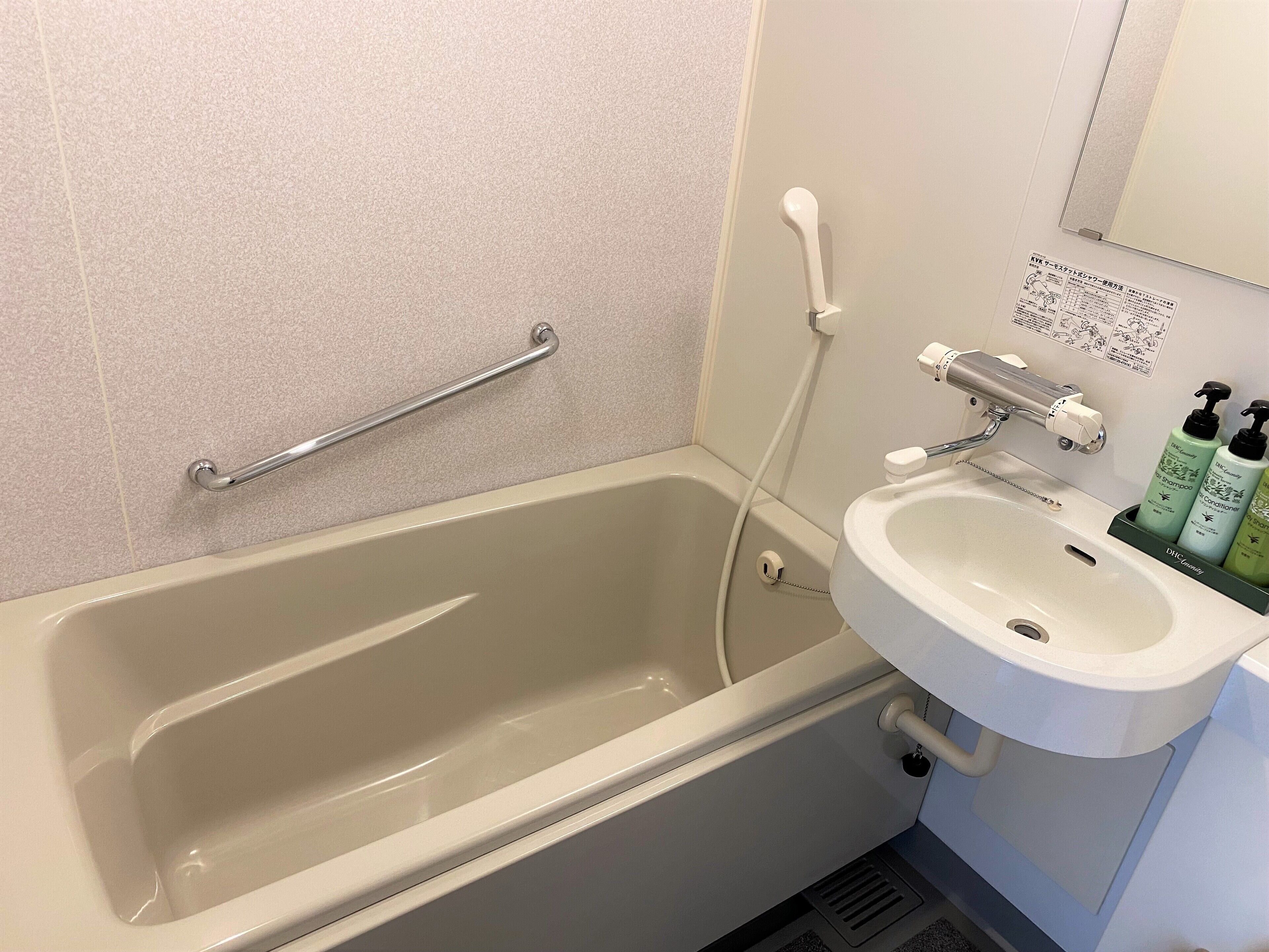 combined shower/bathtub, free toiletries, hair dryer, bidet