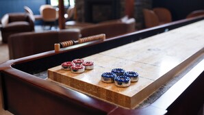 Una mesa de juego de shuffleboard con discos en el vestíbulo de un hotel.