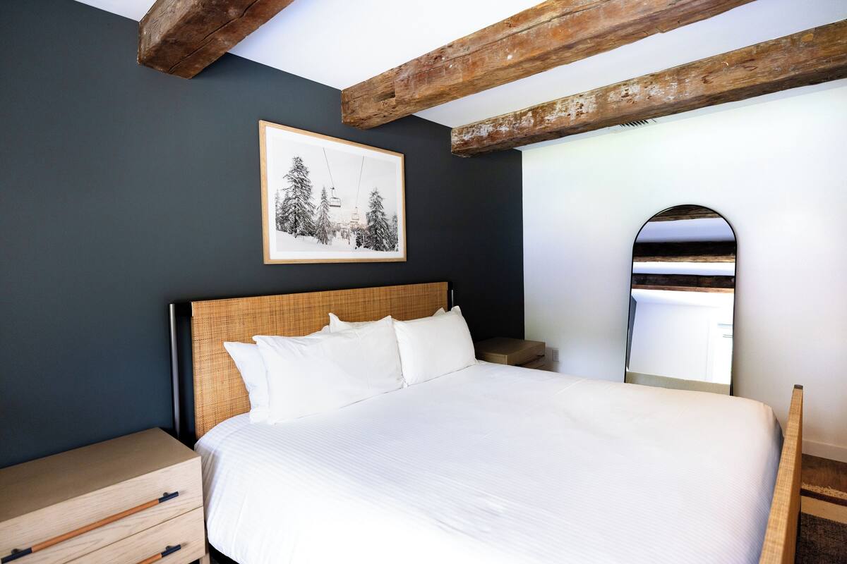 Desk, iron/ironing board (on request), bed sheets