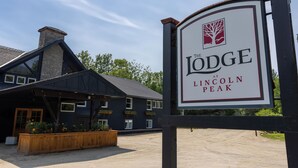 Un cartel de The Lodge at Lincoln Peak, con un logotipo y el nombre del establecimiento.