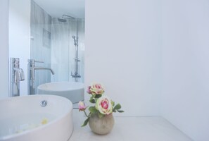 Comfort-huone, 1 makuuhuone, oma kylpyhuone | Kylpyhuone | Erillinen kylpyamme ja suihku, lähdevesiallas, sadesuihkupää
