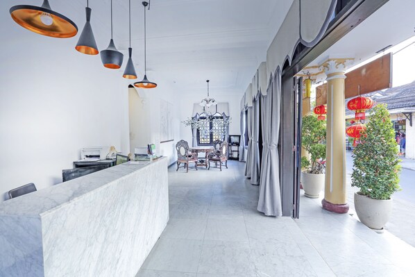 Check-in/check-out kiosk