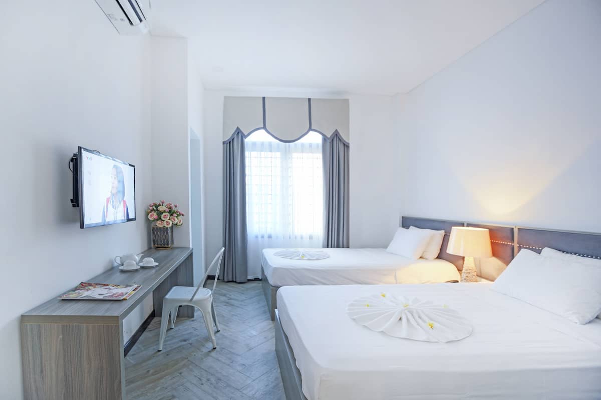 Chambre familiale, 2 lits doubles, baignoire, vue sur la ville | Bureau, accès au Wi-Fi (inclus)