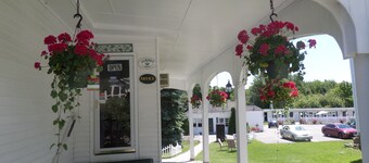 Claddagh Motel & Suites