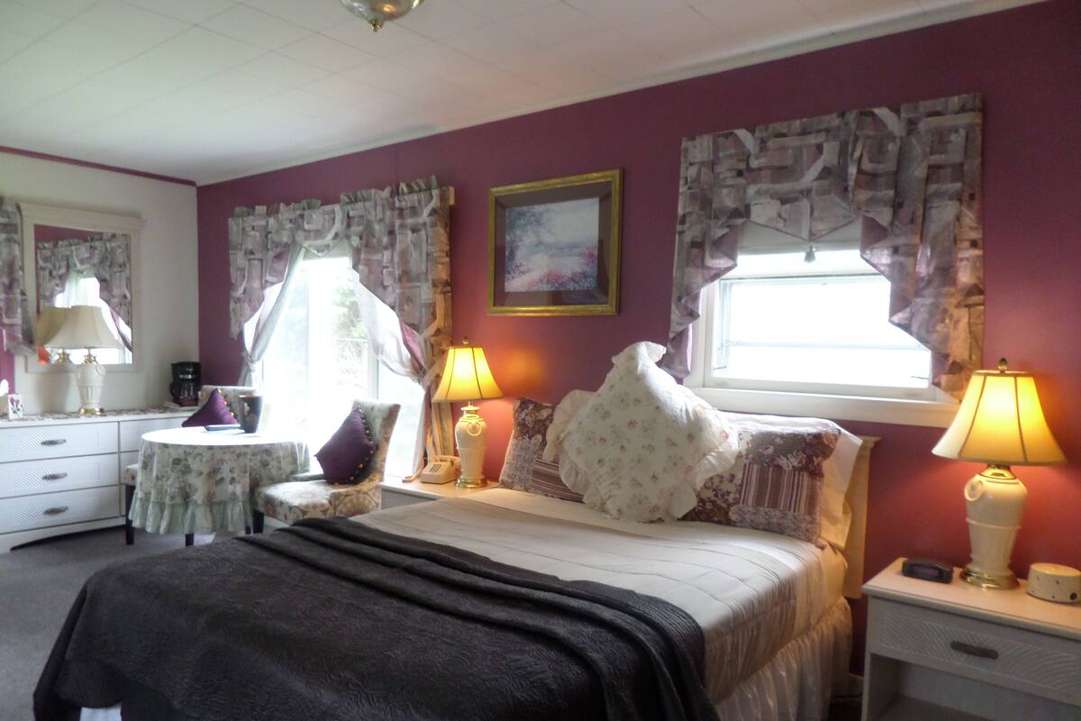 Standard Room, 1 Queen Bed | Desk, blackout drapes, WiFi (free), individually decorated