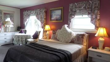 Standard Room, 1 Queen Bed | Individually decorated, individually furnished, desk, blackout drapes