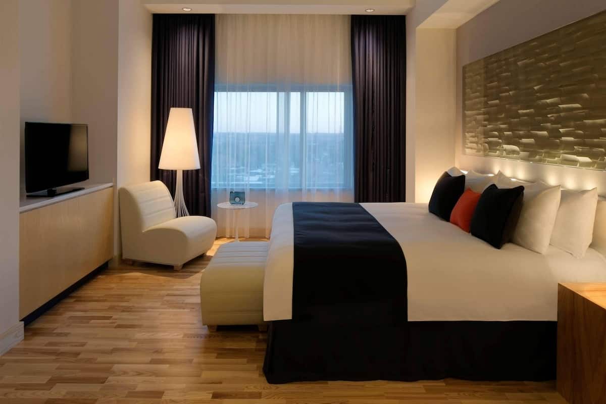 1 bedroom, premium bedding, down comforters, pillowtop beds