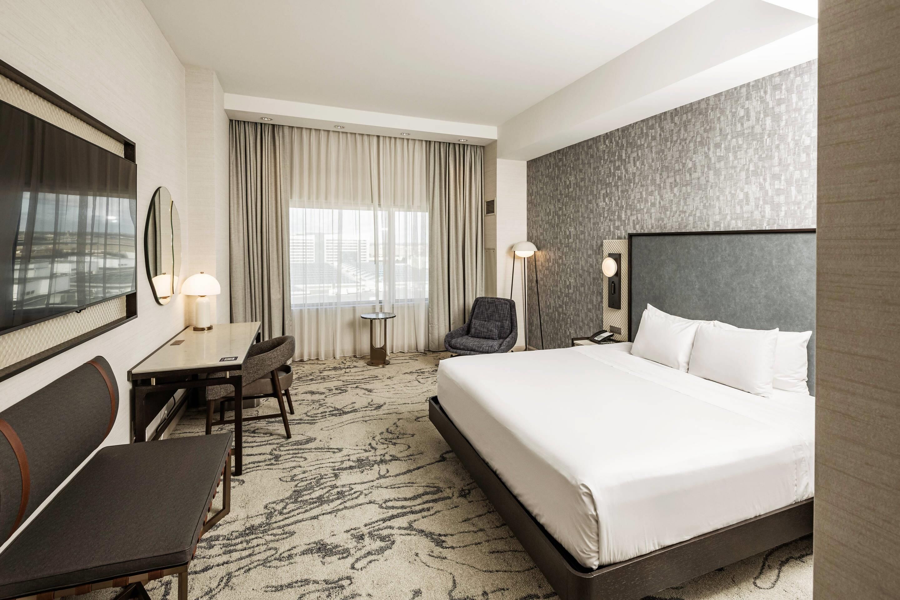 Executive Room, 1 King Bed, Non-Smoking | Ropa de cama de alta calidad y edredones de plumas