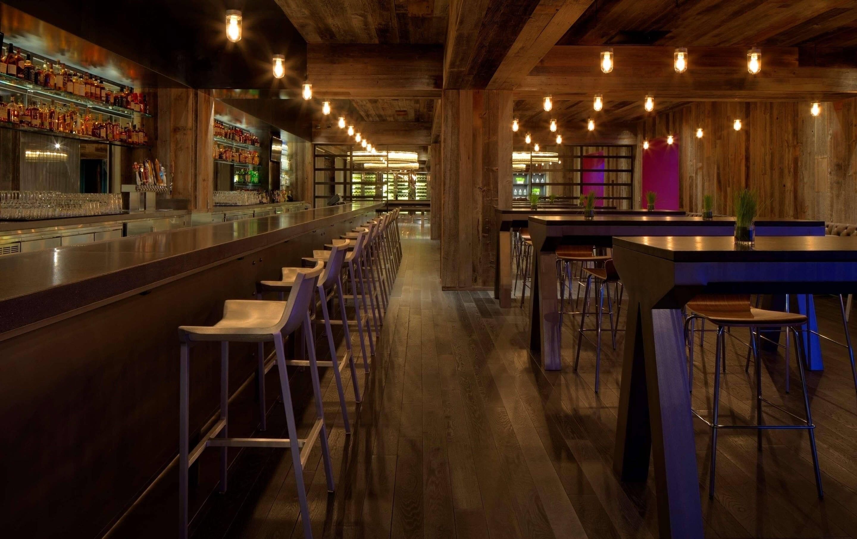 2 bars/lounges