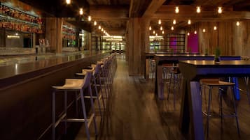 2 bars/lounges