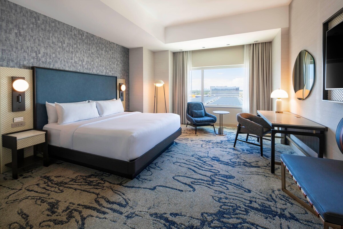 Executive Room, 1 King Bed, Non-Smoking | Premium bedding, down comforters, pillowtop beds, in-room safe