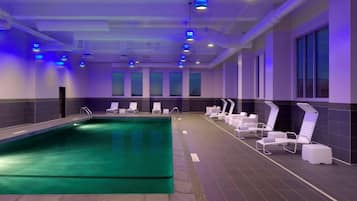 Piscine intérieure, chaises longues