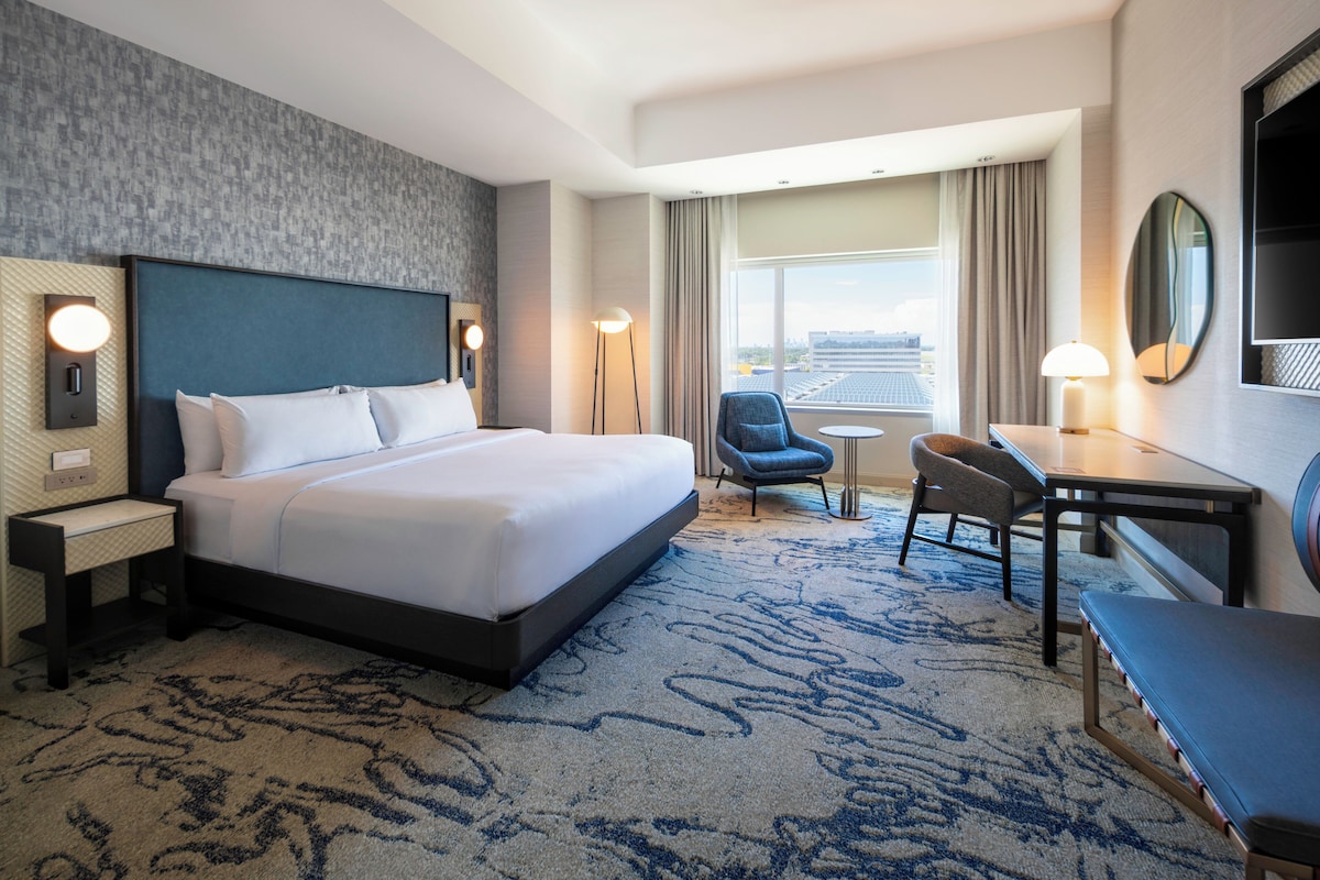 Executive Room, 1 King Bed, Non-Smoking | Premium bedding, down comforters, pillowtop beds, in-room safe
