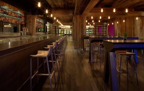 2 bars/lounges