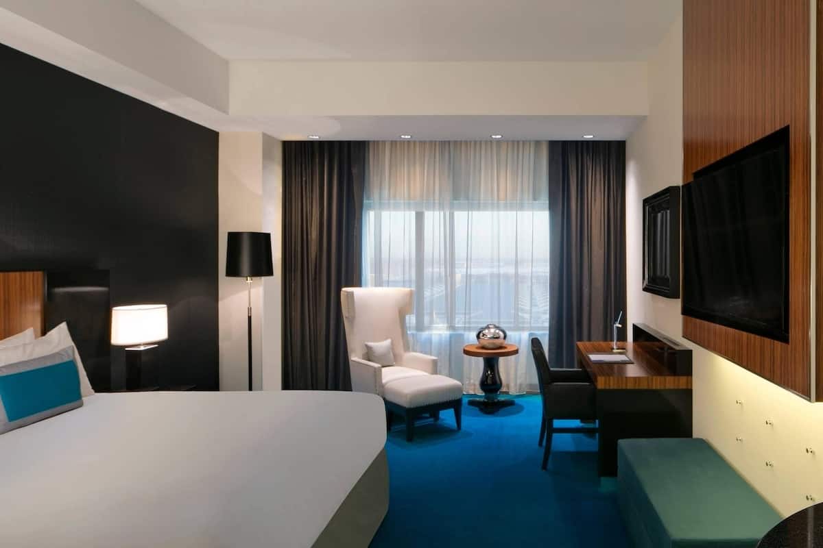 Executive Room, 1 King Bed, Non-Smoking | Premium bedding, down comforters, pillowtop beds, in-room safe