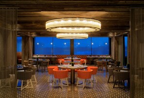 Breakfast, lunch, dinner served; American cuisine