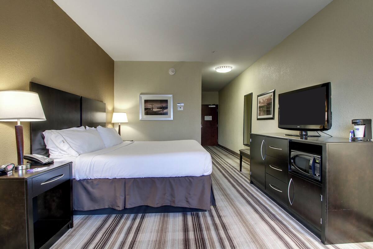 Standard Room, 1 King Bed | In-room safe, desk, laptop workspace, iron/ironing board