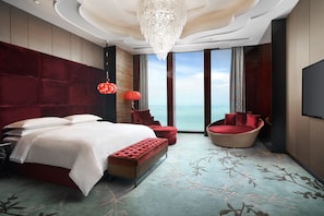 Minibar, in-room safe, desk, iron/ironing board - Sheraton Shanghai Waigaoqiao Hotel (Shanghai)