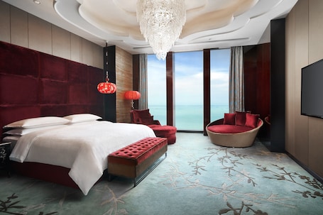 Minibar, in-room safe, desk, iron/ironing board. Sheraton Shanghai Waigaoqiao Hotel