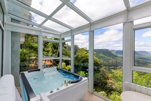 高级双人房, 1 张特大床, 山谷景观 | 私人 SPA 浴缸