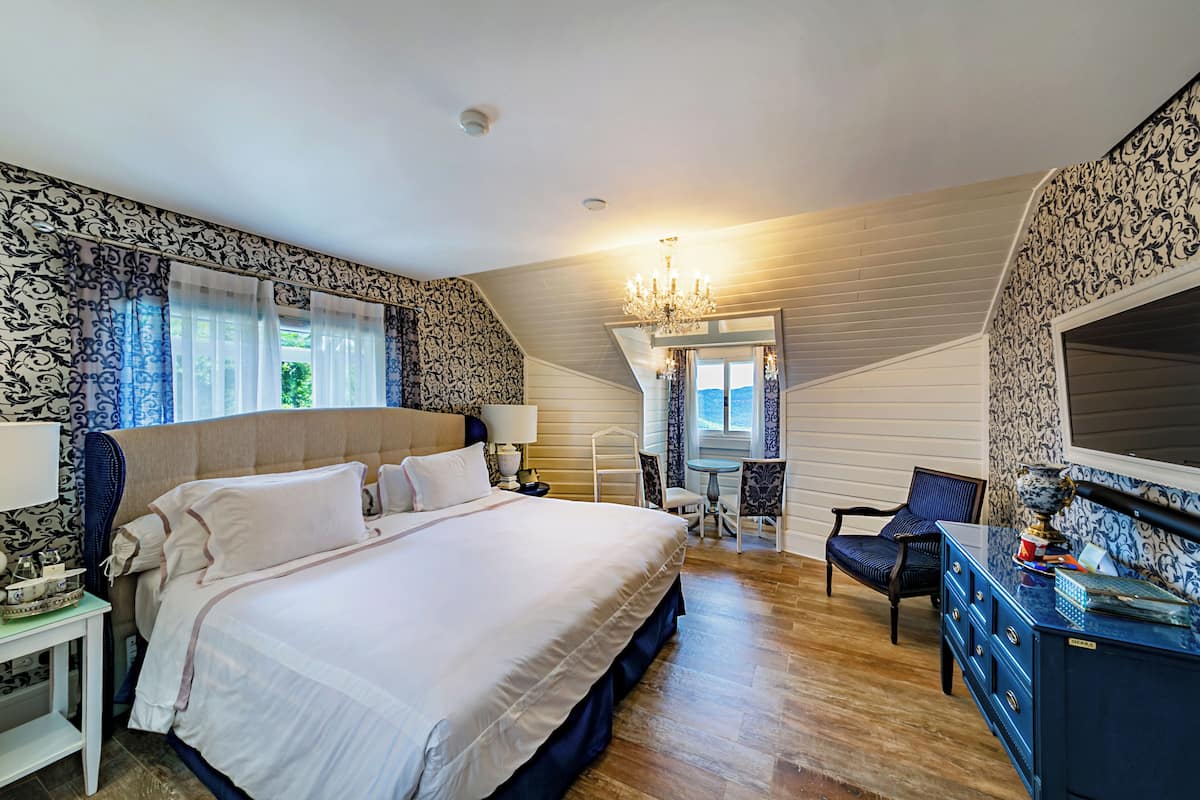 Blue Mountain | 1 bedroom, Egyptian cotton sheets, premium bedding, in-room safe