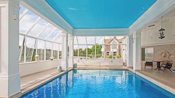 Indoor pool, sun loungers