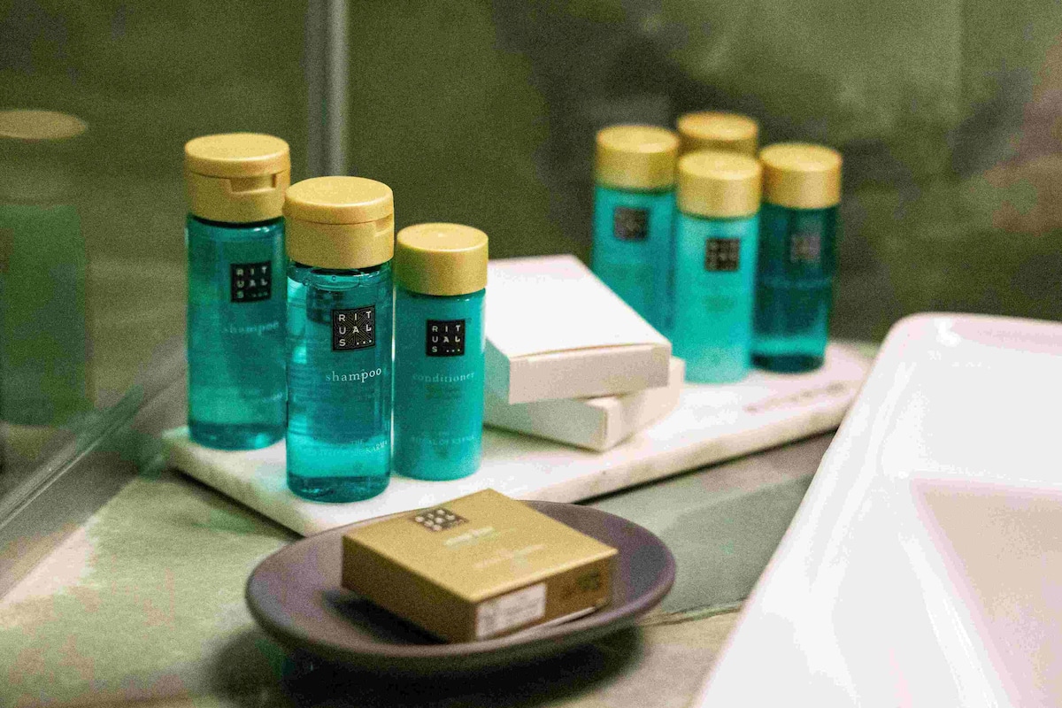 deluxe double room, city view | bathroom | free toiletries, hair dryer, bathrobes, slippers