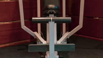 Ein Fitnessraum mit Klimmzugstange und Stange.