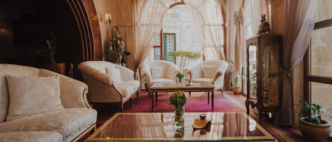 Coin salon dans le hall