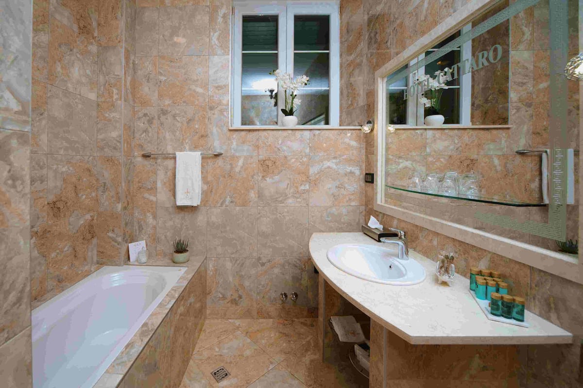 deluxe suite, 2 bedrooms, city view | bathroom | free toiletries, hair dryer, bathrobes, slippers