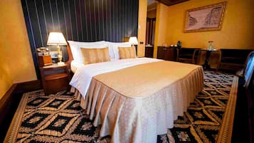 Kahden hengen huone, kaupunkinäköala | Minibaari, tallelokero huoneessa, työpöytä, äänieristys