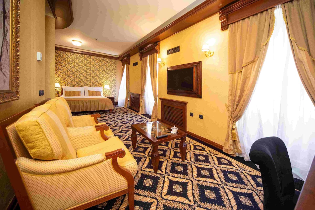 deluxe double room, city view | 1 bedroom, minibar, in-room safe, desk