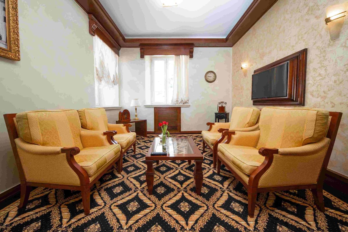 Suite Deluxe, 2 camere da letto, vista città | Area soggiorno | TV