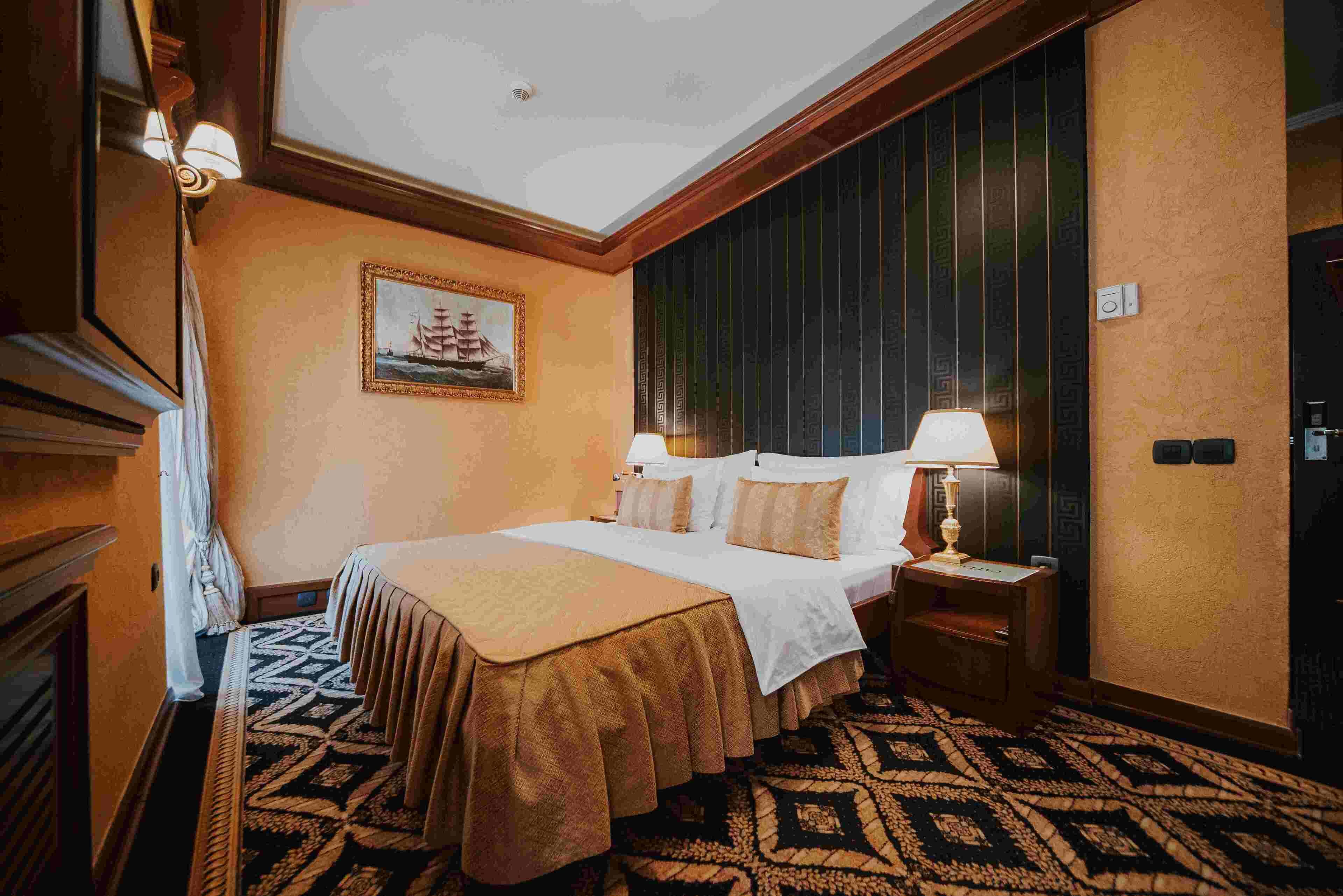 double room, city view | 1 bedroom, minibar, in-room safe, desk