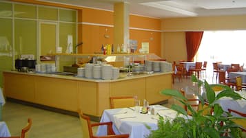 Aperto a colazione, pranzo e cena, cucina locale e internazionale
