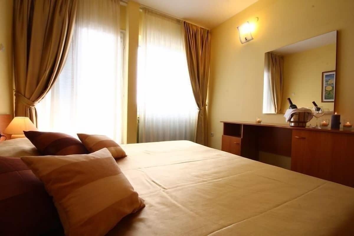 Coffre-fort, bureau, accĂšs au Wi-Fi (inclus), literie fournie