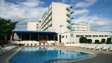 Sesongbasert utendørsbasseng