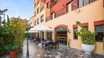 Habitación triple Deluxe | Terraza o patio