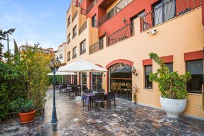 Deluxe-Dreibettzimmer | Terrasse/Patio